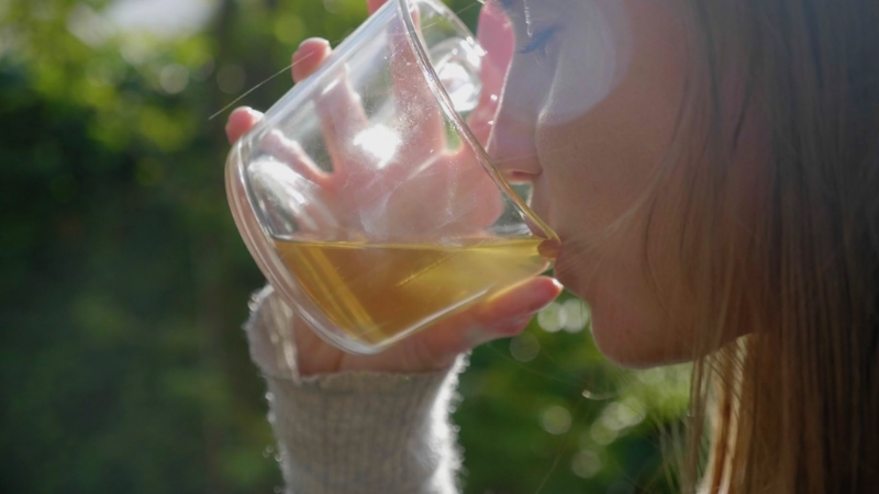 Žena pije zeleni čaj napolju