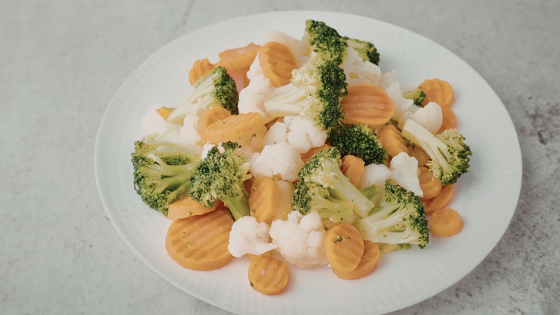 Bareno povrće servirano na tanjiru