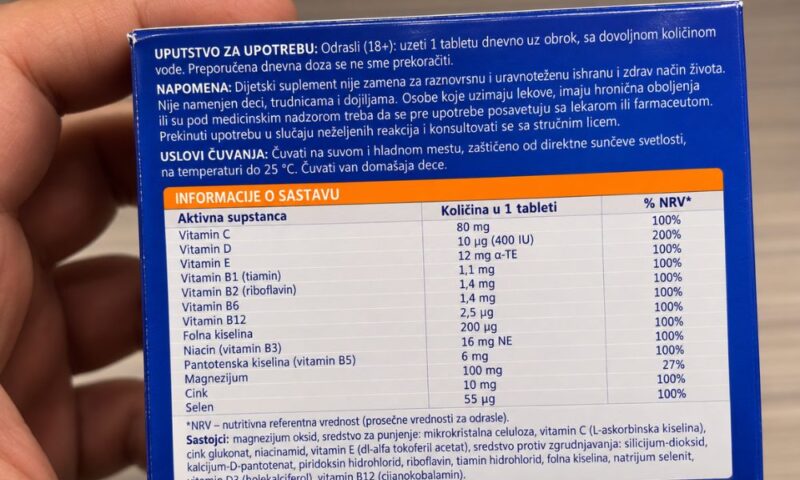 Poleđina kutije dodatka ishrani sa deklaracijom, tabelom sastojaka, preporučenim dozama i upozorenjima za upotrebu.